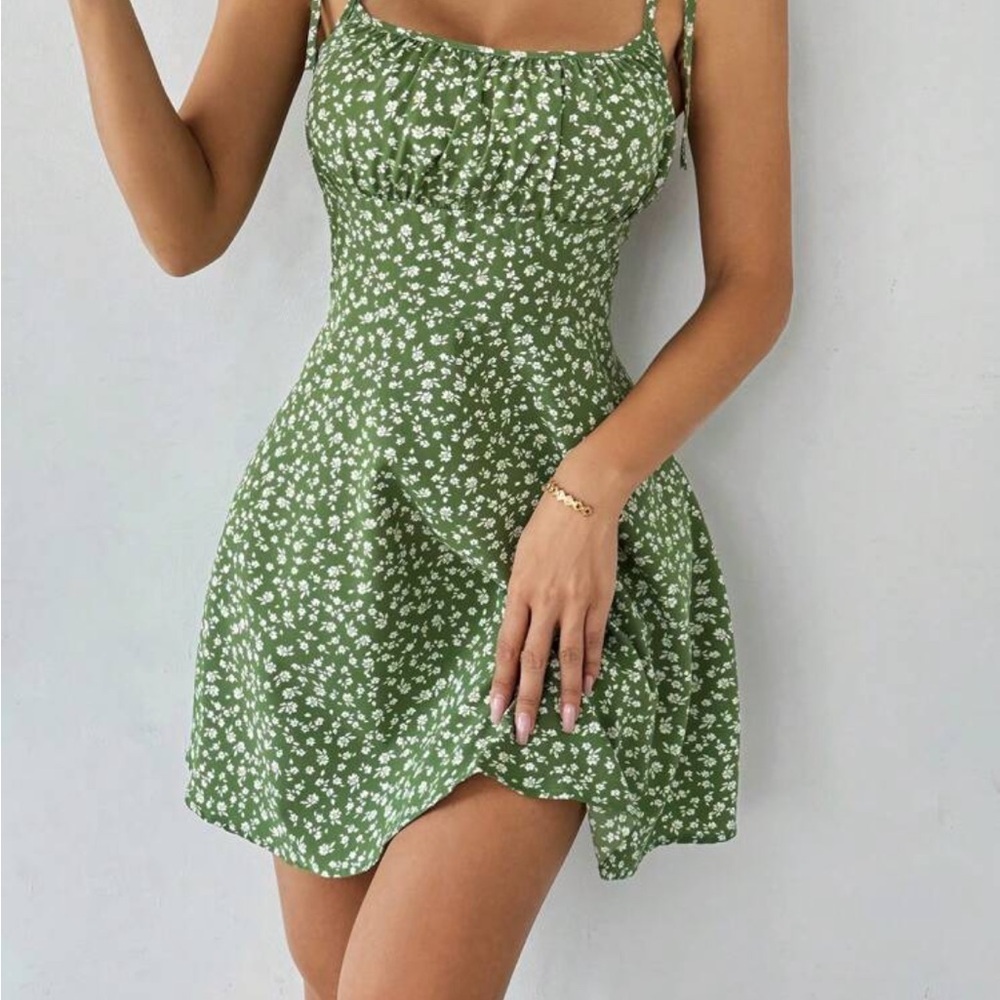Chic Green Floral Mini Dress with Rouched bust Detail

8115